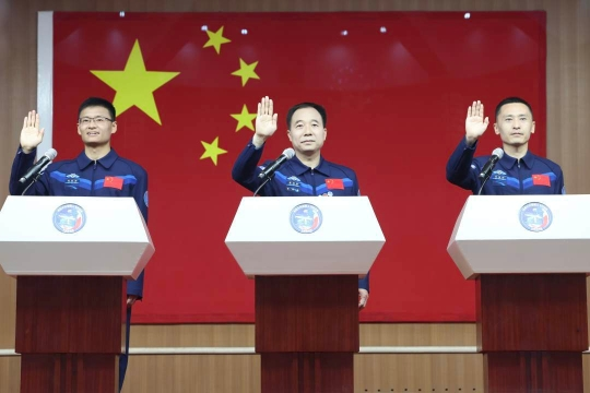 明日出征！神十六航天员首次集体亮相